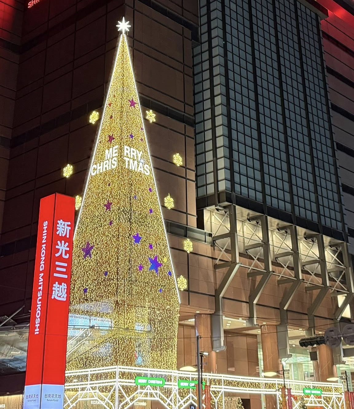 2025台南新天地新光三越聖誕樹.jpg