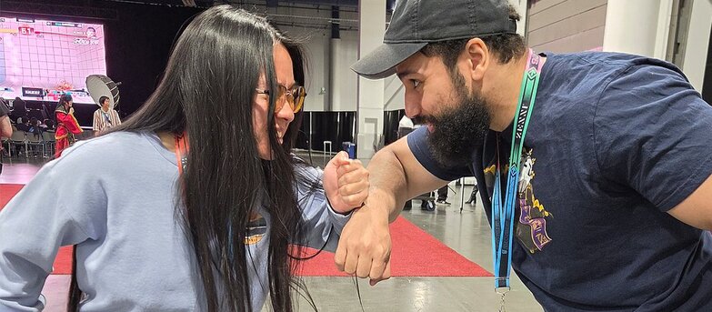 《鐵拳8》錦標賽上演超閃情侶對決，賽前接吻放閃後直落二送女友出局！