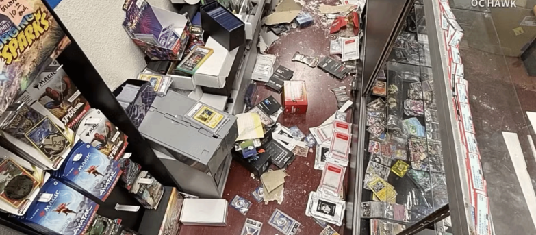 現實版火箭隊！加州阿納海姆卡牌店遭洗劫，監控錄影還原驚悚作案過程！