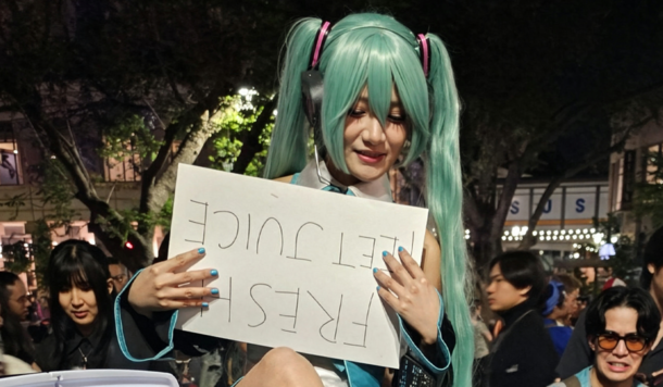 開賣初音未來洗腳水？美國動漫展驚見狂熱粉絲排隊瘋搶，路人經過全看傻！