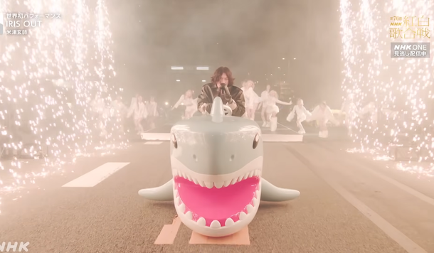 NHK 紅白歌合戰米津玄師震撼演出！《IRIS OUT》完整版影片上架，一鏡到底引爆全球！