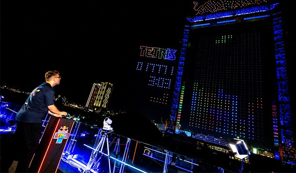 2000+台無人機玩《俄羅斯方塊》！？杜拜之框秒變「超大型螢幕」成 Red Bull Tetris 世界決賽舞台