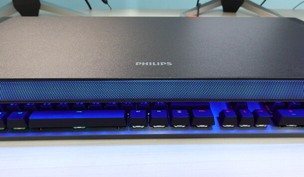 【飛利浦 SPA6500】RGB 燈光螢幕支架開箱心得！幫您重新定義桌面生態系統！