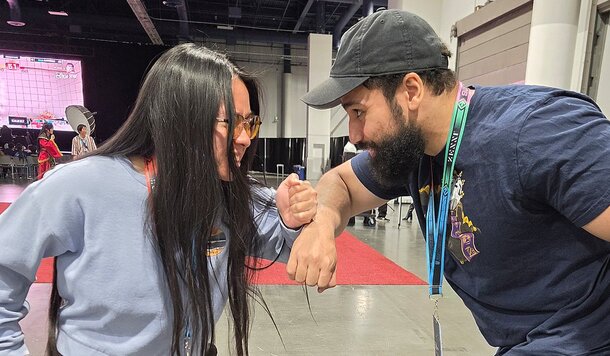 《鐵拳8》錦標賽上演超閃情侶對決，賽前接吻放閃後直落二送女友出局！